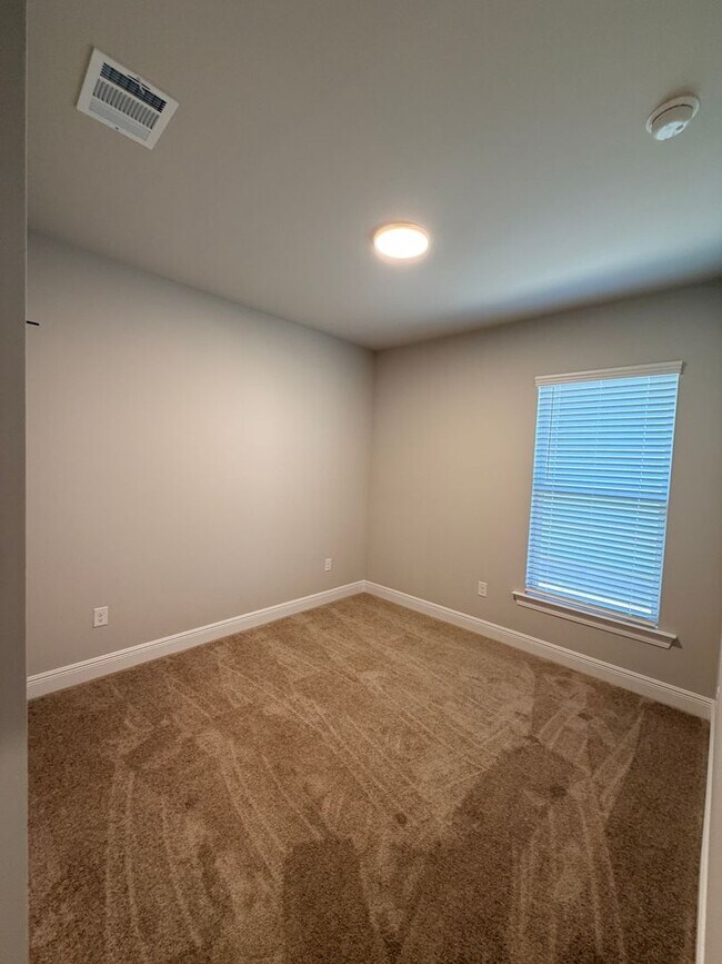 Building Photo - 816 Venecia Dr