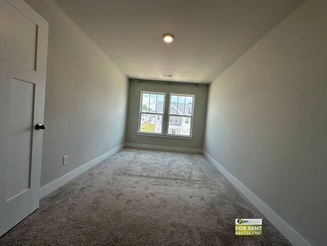 Building Photo - 3/2.5 Townhome Available Now!