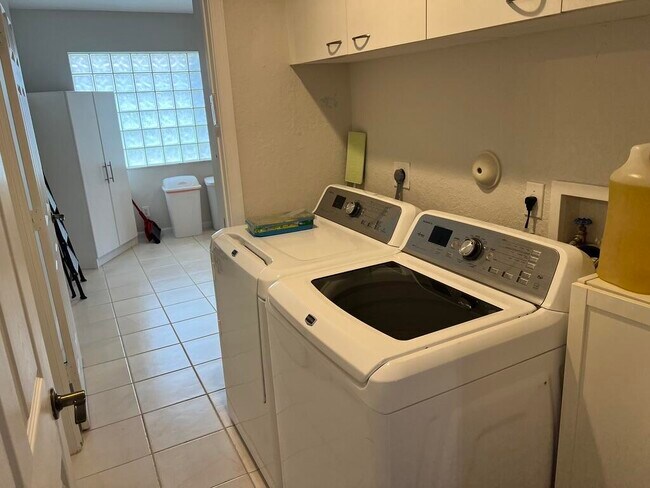 Building Photo - 10596 Sunset Isles Ct