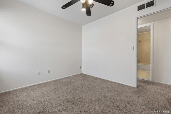Building Photo - 26070 N Lake Dr