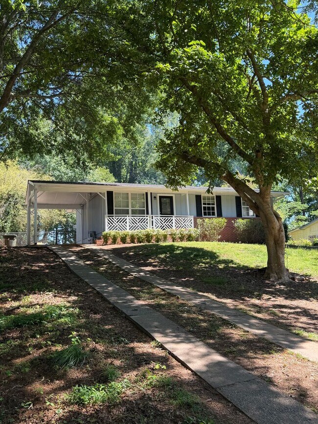 Building Photo - 3 Bedroom 2 Full Bath House