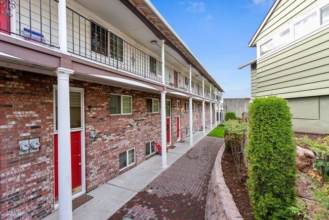 Building Photo - this is a must see large 2 bed 1bath. Clos...