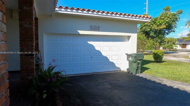 Building Photo - 6420 Miller Dr