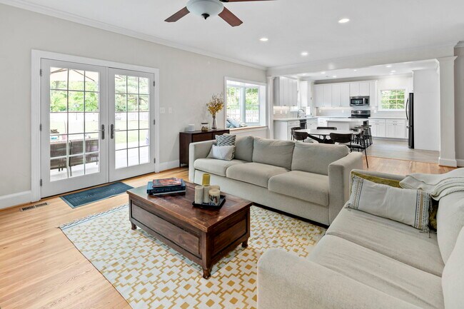 Building Photo - 6916 Seven Locks Rd