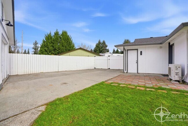 Building Photo - 13801 NE 40th St