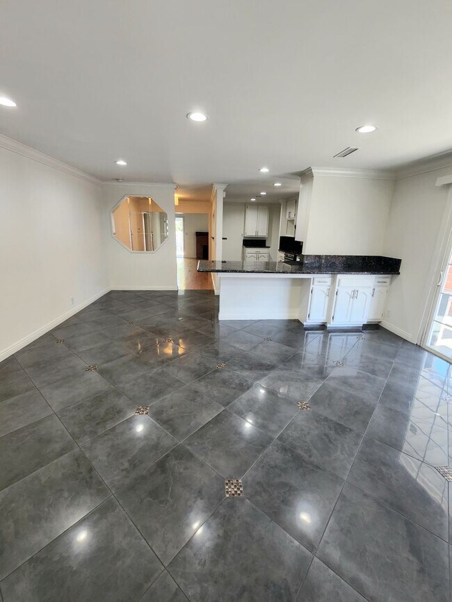 Building Photo - Spacious North Hollywood Home with Guest S...