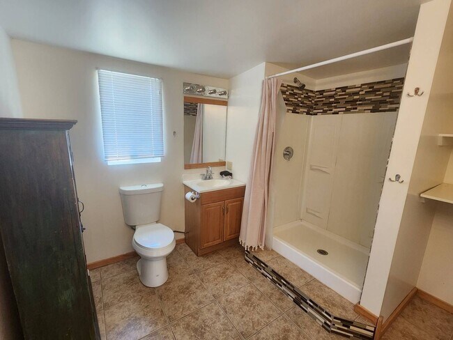 Building Photo - Beautifully Unique 3 bedroom 2 bath Home
