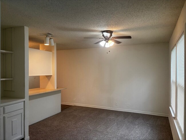 Building Photo - 3 Bedroom 2 Bath