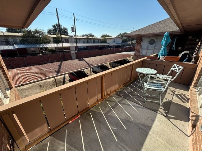 Building Photo - Great Location!