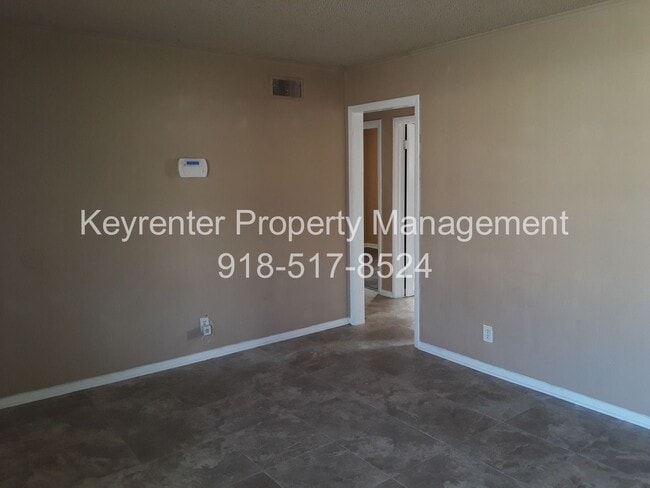 Building Photo - Spacious 4 Bedroom House