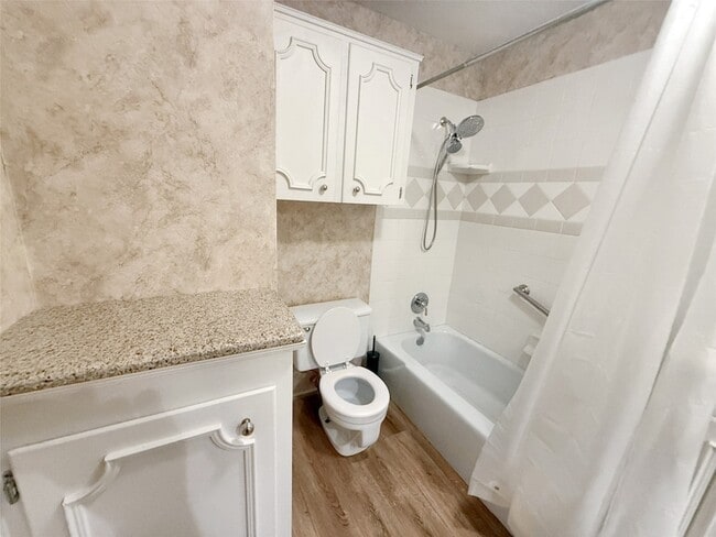 Building Photo - 2325 Ravenwood Dr