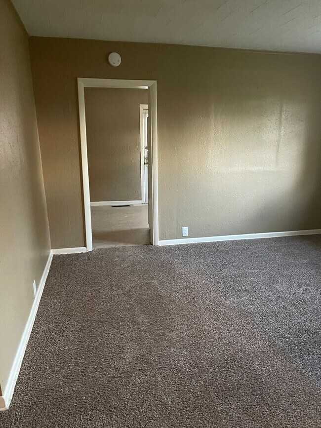 Building Photo - NOW AVAILABLE! RENT READY!! LET'S GET MOVING!