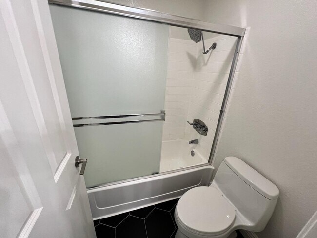 Building Photo - 1018 Cedar Gables Dr