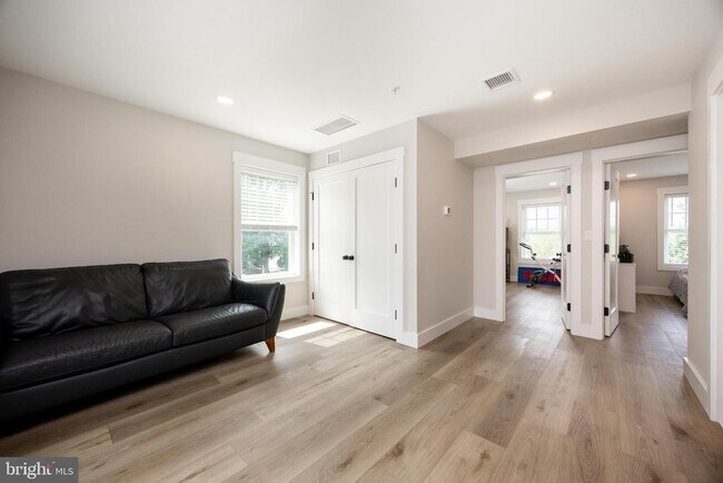 Building Photo - 209 Namar Ave
