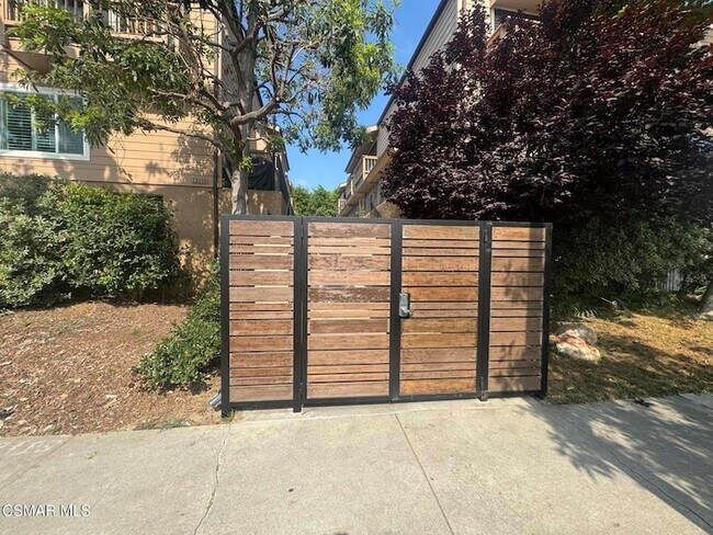 Building Photo - 12115 Valleyheart Dr