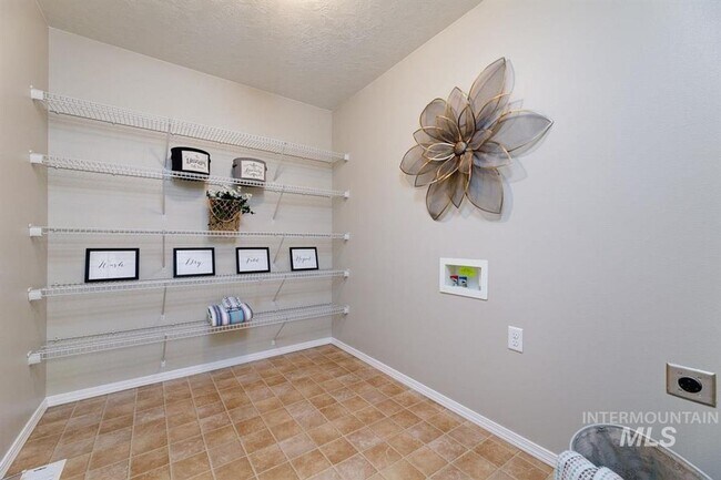 Building Photo - Beautiful, 3 Bed 2 Bath Home Featuring a 3 Car Garage with EV Charging Station!!