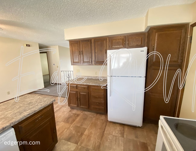 Building Photo - For Rent: 2BR Duplex w/ Garage – Great Loc...