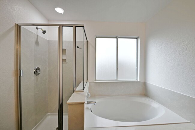 Building Photo - 5 bed | 3 bath | Corner lot | Fully remodeled!!!