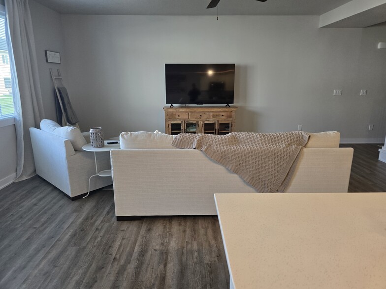 Building Photo - 6931 Bluebell Ct