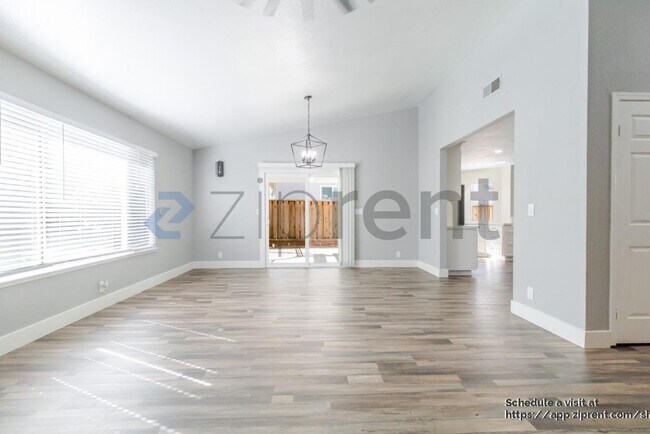 Building Photo - 5912 Laguna Villa Way