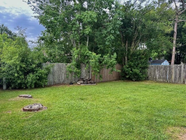 Building Photo - 527 Queen Anne Dr