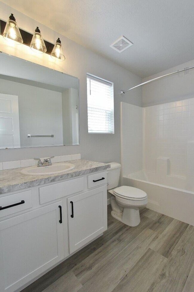 Building Photo - Clean Home in Quiet Neighborhood