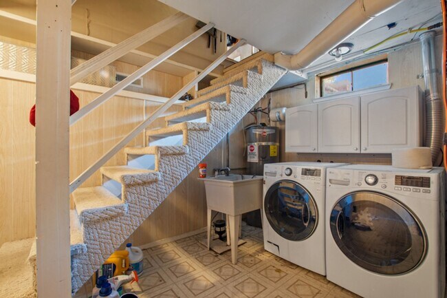 Building Photo - Old Southwest 2 bed / 1 bath / 1 car garage REMODELED & Move In Ready