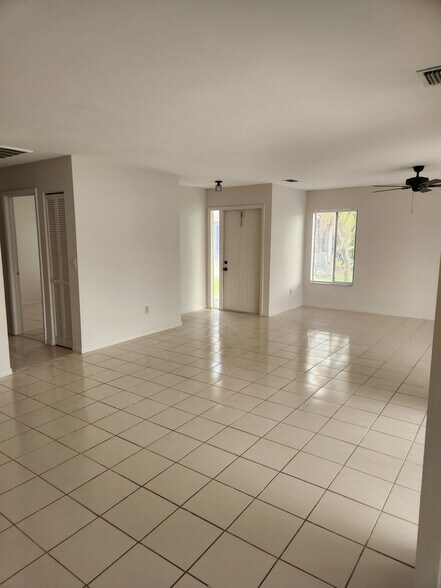 Building Photo - 9712 Saratoga Park Ct