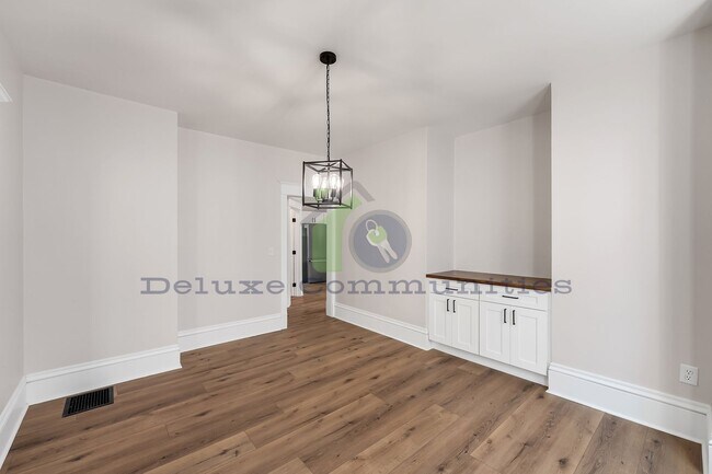 Building Photo - 606 Lafayette Ave NE
