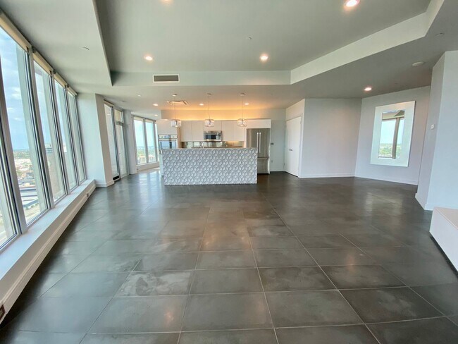 Building Photo - Luxury 2 Bed 2.5 Bath Condo in Central OKC