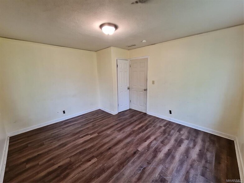 Building Photo - 1220 Lynwood Dr