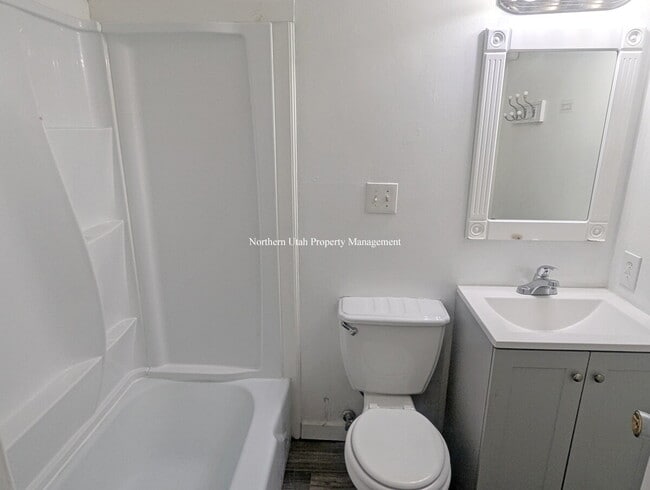 Building Photo - All New Flooring - 2 Bed, 1 Bath