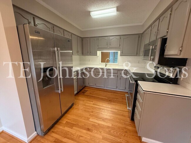 Building Photo - Charming 3 Bedroom Home Near Country Club ...