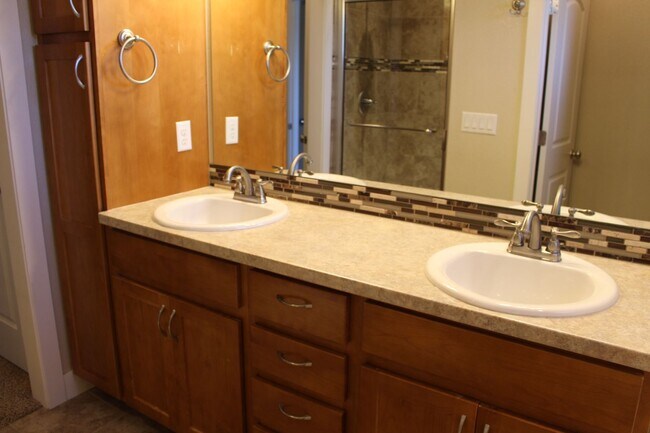 Building Photo - Modern Chic 2 Bedroom Condo