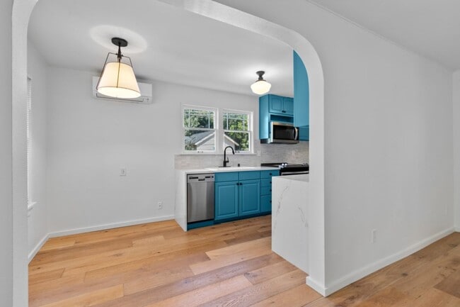 Building Photo - 2Bd/1Ba Seattle Duplex