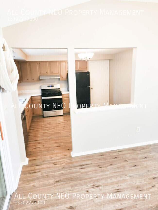 Building Photo - 5727 Carolyn Dr