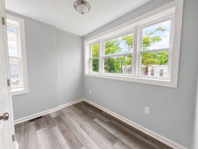 Building Photo - 924 Maple Terrace