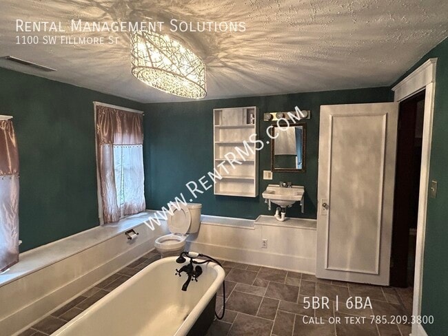 Building Photo - 1100 SW Fillmore St