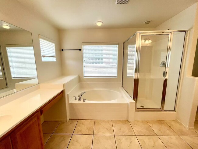 Building Photo - Gorgeous 3 bed, 2 1/2bath home.