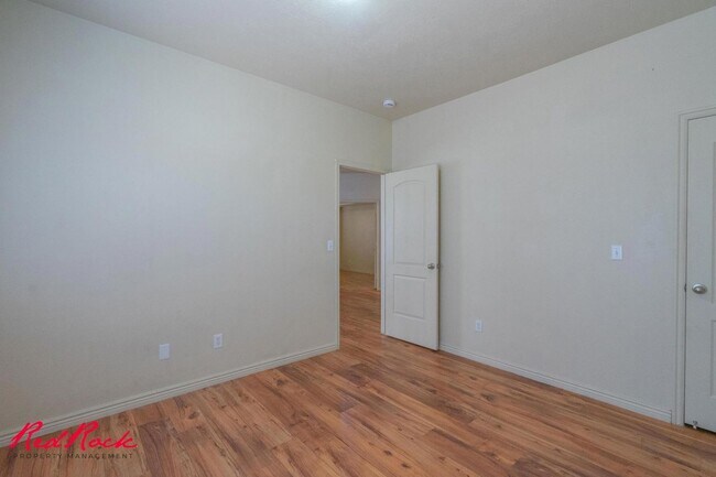 Building Photo - New Carpet! Spacious 5-Bedroom Townhome