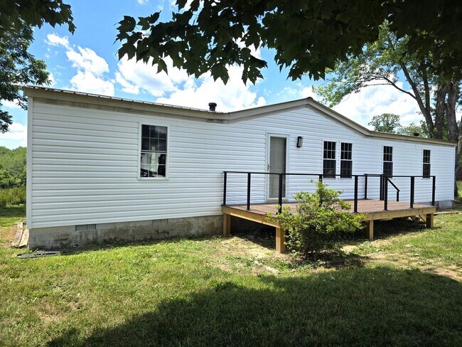 Building Photo - 4 Bed 2 Bath Home Lowgap, NC