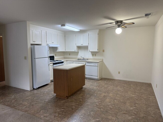 Building Photo - Great location