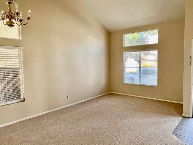 Building Photo - Nice 2 Story Home