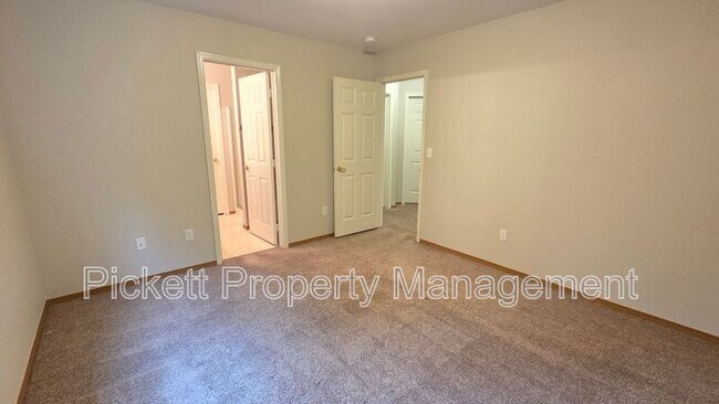 Building Photo - 1010 NW Poppy Ct