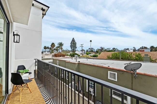 Building Photo - Bright and Spacious Newly Renovated Townhome | 5 Bedroom | 5 Bathroom | Parking Included