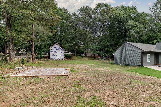 Building Photo - Newly Renovated East Side Home!