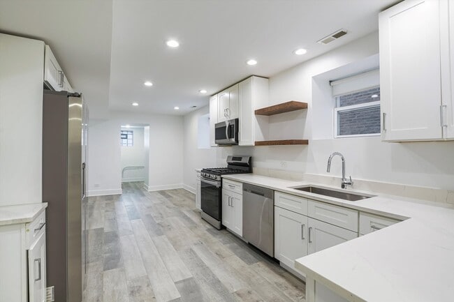 Building Photo - 2316 W Augusta Blvd