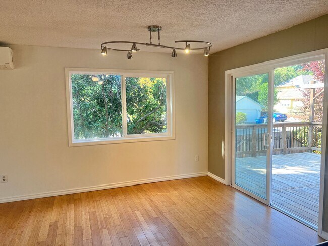 Building Photo - Mini Mansion in Salmon creek in mature nei...