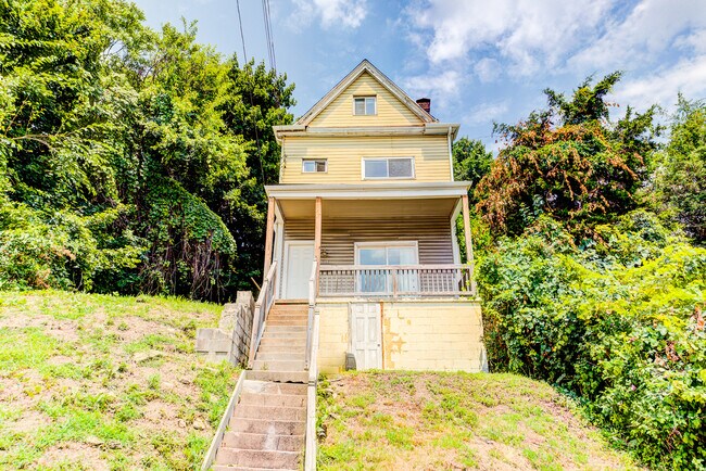 Building Photo - Available August 2026 - 3 Bedroom Home w/ Central AC & Spacious Yard!