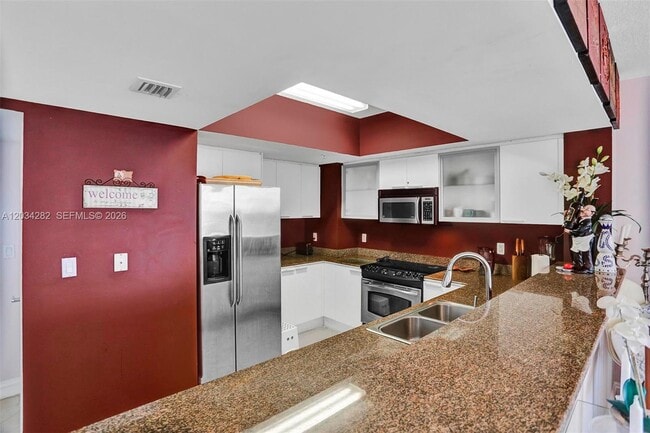 Building Photo - 16699 Collins Ave